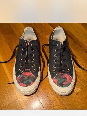 Chuck Taylor all star converse. Floral converse size 7.